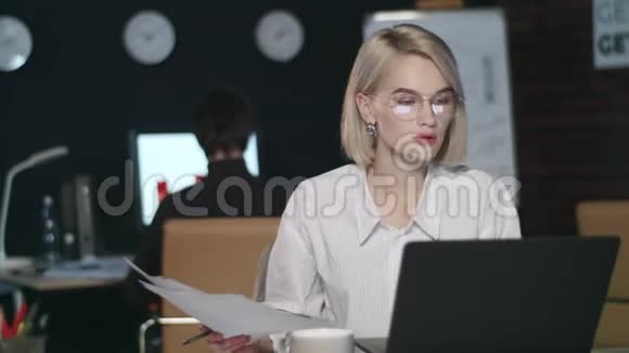 在办公室工作的认真女商人视频的预览图