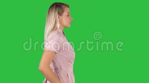 漂亮的女人走在绿色屏幕上Chroma键视频的预览图