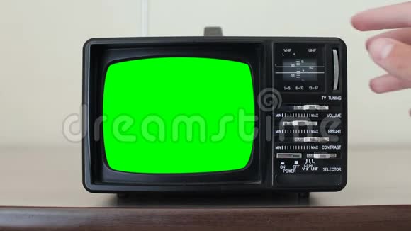 带有绿色屏幕转换频道的复古电视视频的预览图