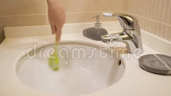 女人正在用刷子清洗水龙头和水槽用手特写视频的预览图