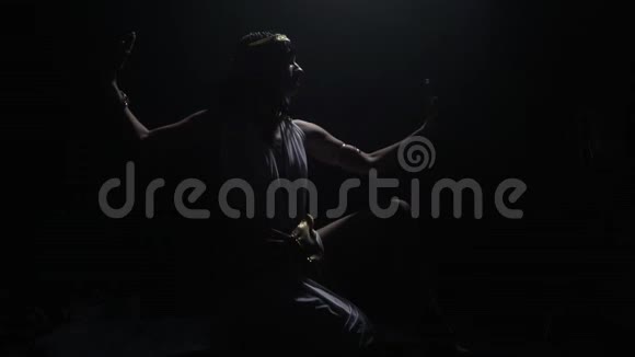 戏剧性的灯光克利奥帕特拉在黑暗中的身影缓慢的运动视频的预览图