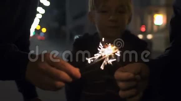 兄弟们在户外燃烧着烟火庆祝圣诞节快乐视频的预览图