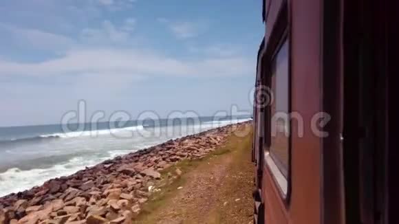 斯里兰卡沿海火车海滨风光视频的预览图