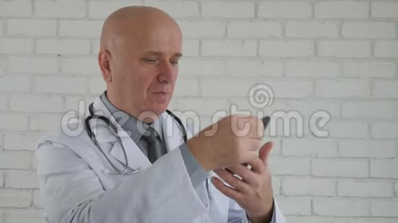 医生在移动和手势上阅读坏消息时动作缓慢视频的预览图