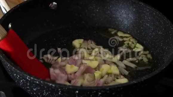 在不粘煎锅上煮碎的红葱花视频的预览图