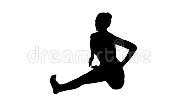 小剪影年轻有魅力的女人练习瑜伽坐在到膝前弯曲锻炼亚努西拉萨纳姿势视频的预览图