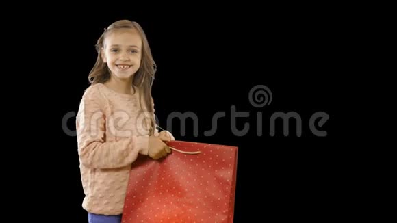 孩子们从新买的礼物中得到的快乐一个小女孩手里拿着一个包裹打开它高兴起来视频的预览图
