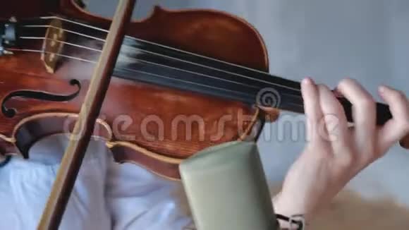 女音乐家穿着白衬衫拉小提琴视频的预览图