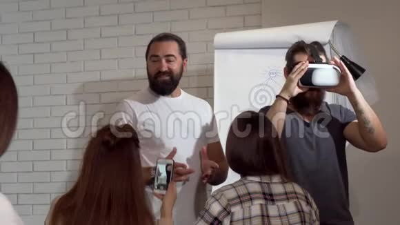 商务人士在办公室开会时使用虚拟现实眼镜视频的预览图