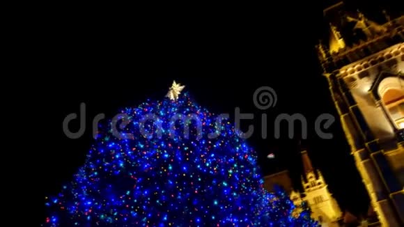 布达佩斯Kossuth广场花环上的圣诞树视频的预览图