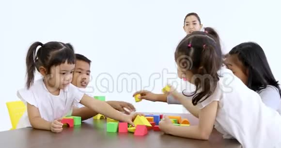 老师让学生玩木块玩具视频的预览图