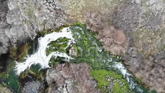 爱达荷州千泉峡谷圆片流过岩石视频的预览图