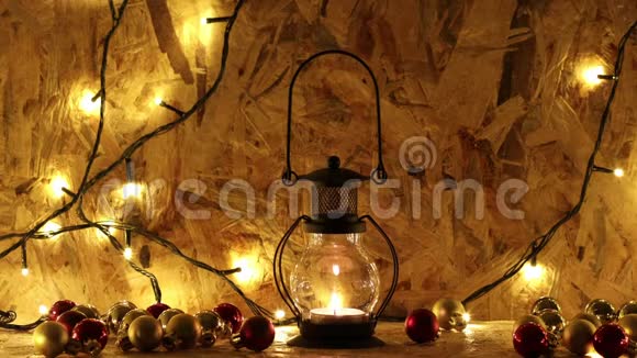 老式油灯烛台被圣诞球和灯包围视频的预览图