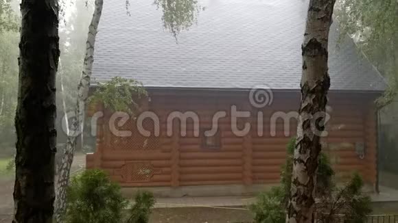 木木乡平房在暴雨中刮风雷电秋天的天气预报情绪低落视频的预览图