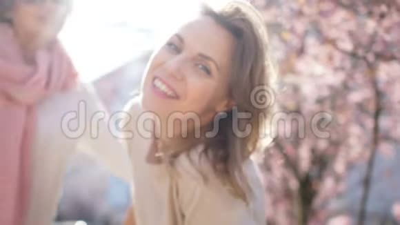 一朵盛开的玉兰花背景上两个女人的春天肖像母亲节国际妇女节视频的预览图