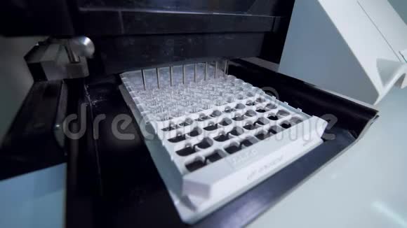 工作机器在一个诊所用液体填充托盘上的管子视频的预览图