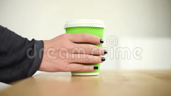 特写女性取一杯咖啡或茶放回去专注于纸杯手拿纸杯咖啡热的视频的预览图