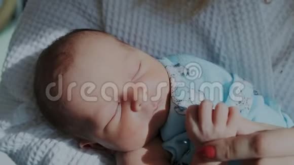可爱的新生婴儿安静地睡在母亲的手上关门视频的预览图