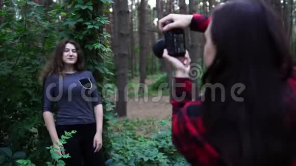 为森林里的女摄影师摆姿势视频的预览图
