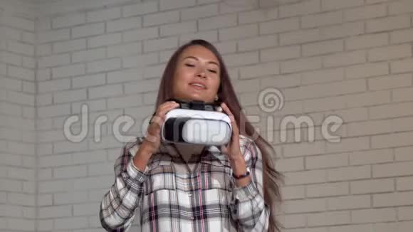 迷人的年轻女子看起来很兴奋用虚拟现实眼镜视频的预览图