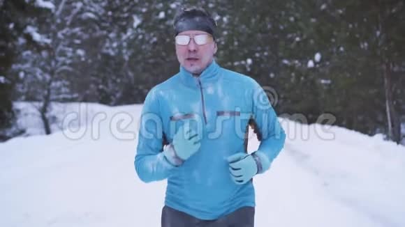 30岁以上男性运动员冬季慢跑视频的预览图
