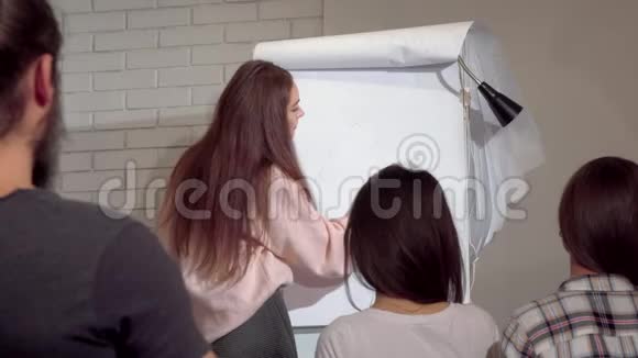 年轻的女商人在绘制挂图领导商业会议视频的预览图