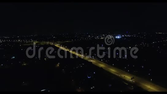高速公路可在夜间通过市区的空中观景视频的预览图