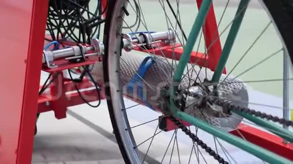Cyclist将脚踏车和脚趾夹绑在velodrome轨道自行车门上的老式轨道自行车上视频的预览图