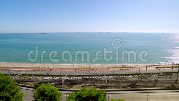 地中海海景巴尔科德尔地中海塔拉戈纳海岸在阳光明媚的一天加泰罗尼亚西班牙视频的预览图