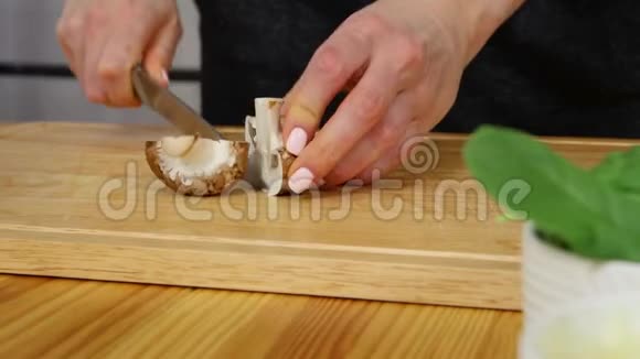 女人在砧木板上切蘑菇视频的预览图