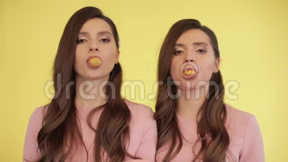 双胞胎女孩把口香糖吹成泡泡视频的预览图