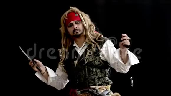 一个穿着海盗服装头上戴着红色绷带手里拿着一把刀的人做了一个尊重的手势视频的预览图