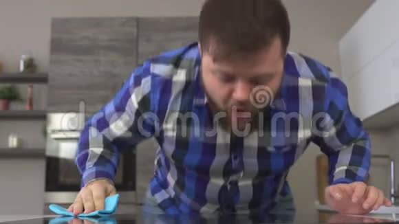 有胡子的胖子在厨房里擦炉子特写脸慢声打扫房间视频的预览图