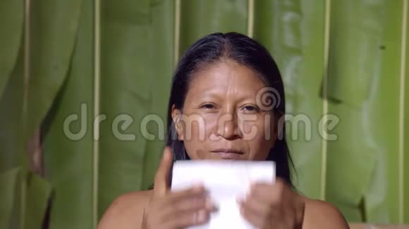 女人用纸吹他的鼻子视频的预览图