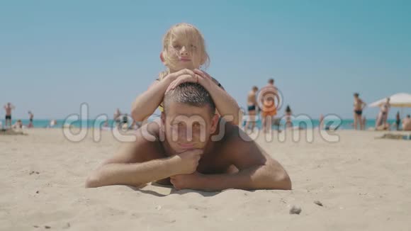 快乐的爸爸和女儿在海边玩友好家庭旅游生活方式的概念视频的预览图