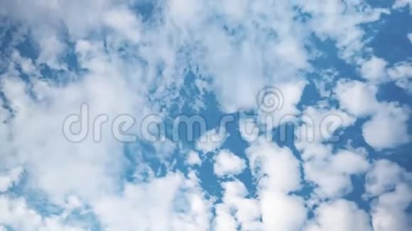 白夏的浮云渐渐消失在蓝天中视频的预览图