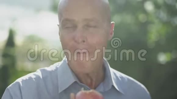 老秃头正在吃苹果特写视频的预览图
