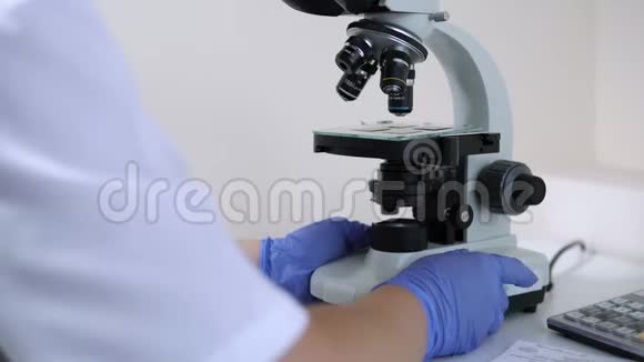 实验室显微镜在生物科学实验室启用和配置视频的预览图