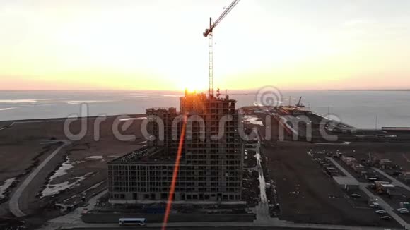 日落时正在建设的建筑物的鸟瞰图多利变焦效果视频的预览图