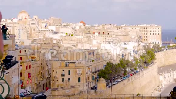 从清晨城市的高处俯瞰黄色的建筑寂静黎明宁静的生活天空中的鸟旅游马耳他视频的预览图
