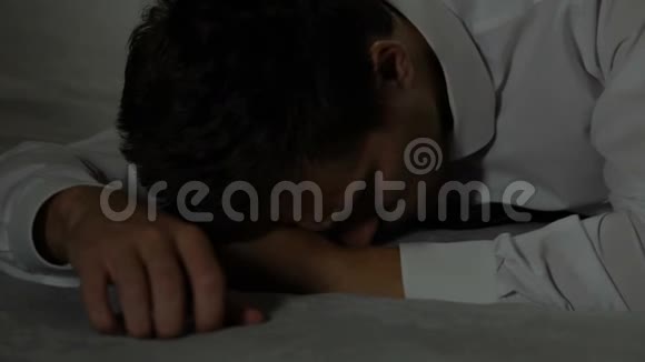 烦人的商人躺在床上打床垫工作中的抑郁危机视频的预览图