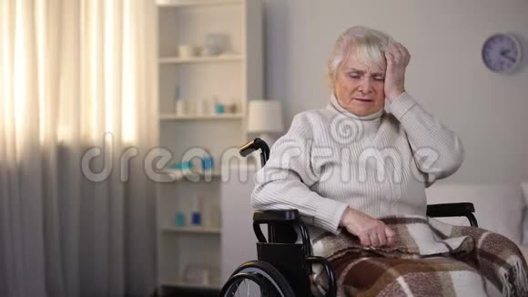 带止痛药给奶奶头痛的年轻女子家庭护理视频的预览图