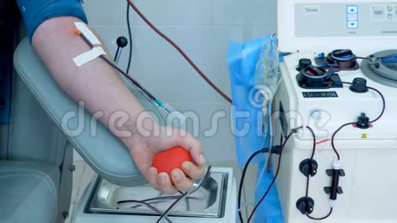 一个人用一个红球在中心献血时抽血视频的预览图