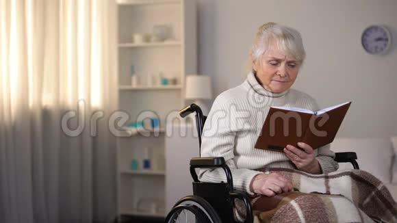 祖母在看书请孙女带眼镜支持视频的预览图