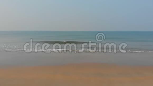 低飞的无人机越过Arambol海滩向印度洋波浪视频的预览图