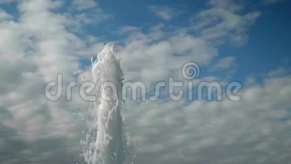 水流缓慢地从强烈的喷泉流出来背景是蓝天和白云水视频的预览图