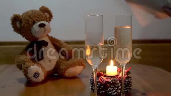 一个人在木桌上把香槟倒进玻璃杯视频的预览图