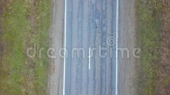汽车在高速公路上行驶顶部视图视频的预览图
