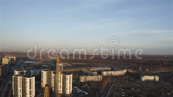 郊区住宅区建筑起重机高度的空中摄影视频的预览图