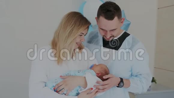 妈妈和爸爸在医院里享受新生婴儿慢动作快乐家庭一起年轻父母照顾视频的预览图